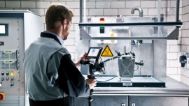 Pojazdy elektryczne - jak działa ogrzewanie Motoryzacja, - Do ogrzewania kabiny w pojazdach z silnikami spalinowymi służy nagrzewnica włączona w obieg cieczy chłodzącej silnik. W pojazdach elektrycznych tego źródła darmowego ciepła już nie ma, ale przecież wystarczy zastosować elektryczny grzejnik z dmuchawą.