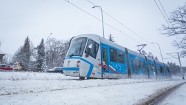 Gorący temat. Jak działa ogrzewanie tramwajów i autobusów MPK? Transport, - Choć teoretycznie wciąż jest jesień, to we Wrocławiu nastał typowo zimowy krajobraz i… temperatury. Czują to zwłaszcza ci, którzy skoro świt muszą wyruszyć w drogę do pracy. Na szczęście wszystkie miejskie autobusy i tramwaje są ogrzewane.